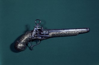 Flintlock pistol with miguelete key.