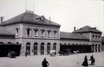 View of the façade of the railway station MZA Zaragoza, in 1920, with the postmark of 20 July 1920.