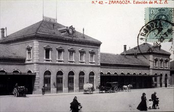 View of the façade of the railway station MZA in Zaragoza, 1920.