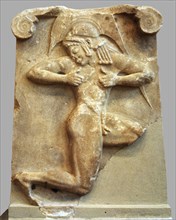 Hoplitodromo funeral stele in marble, depicting a nude man with helmet participating in a race.