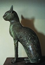 Cat figurine in bronze.