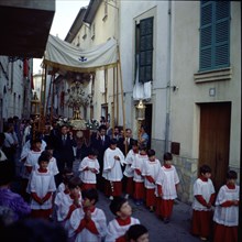 Procession of Corpus', altar boys and custody pass through the narrow streets of the town of Poll?