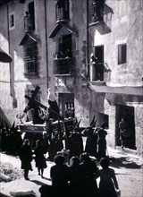 Easter procession along a street in Cuenca, photography of the 50s.