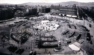 View of the Catalonia Square in Barcelona with the new order and works in the center of the squar?