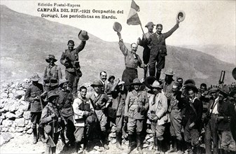 Reconquest of the Gurugu during the Morocco campaign in 1921, a group of war journalists after th?