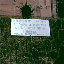 Wall of the cemetery of Palma de Mallorca with a plaque in memory of the shootings occurred in th?