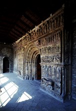 Façade shaped as a triumph arch, with Romanesque sculptures representing bible scenes, in the Mon?