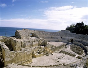 Roman Amphitheatre of Tarragona of elliptical floor, in the center of the arena there are remains?