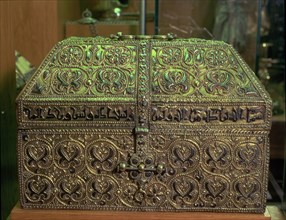 Chest of Hisham II, made of niello and golden silver in Cordoba.
