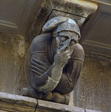 Façade of the Paeria of Cervera, anthropomorphic corbel of a personage with a Catalan cap coverin?