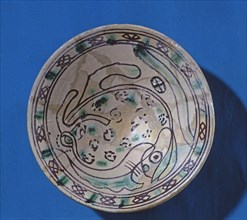 Plate with zoomorphic decoration in green and black, Manresa pottery.