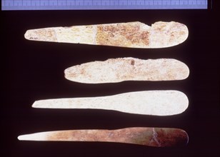 Bone spatulas from the Cova de la Sarsa (Bocairent, Valencia). Manufactured by abrasion technique?