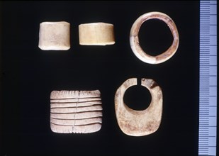 Bone rings or pendants from the Cova de l'Or, Beniarres (Alicante). Made with the technique of su?