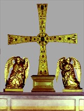 Angels Cross, year 808, it's part of the cathedral treasure preserved in the Holy Chamber of Ovie?