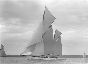The 118 foot racing yacht 'Cariad' sailing close-hauled, 1911. Creator: Kirk & Sons of Cowes.