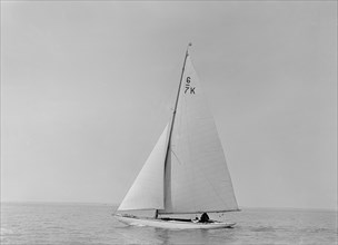 The 6 Metre 'Cni' sailing close-hauled, 1921.  Creator: Kirk & Sons of Cowes.