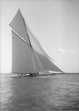 The 19-metre class 'Mariquita' sailing close-hauled, 1910. Creator: Kirk & Sons of Cowes.