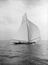 The gaff rigged 8 Metre 'Spero' sailing with spinnaker, 1912. Creator: Kirk & Sons of Cowes.