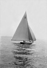 The 6 Metre yacht 'Peterkin', 1914. Creator: Kirk & Sons of Cowes.