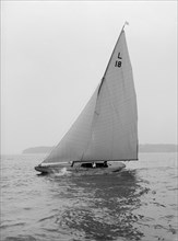 The 6 Metre yacht 'Peterkin', 1914. Creator: Kirk & Sons of Cowes.