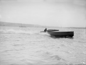 The hydroplane 'Columbine' under way. Creator: Kirk & Sons of Cowes.