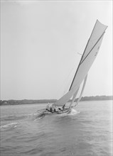 'Le Jade', a gaff rigged 8 Metre class yacht sailing close-hauled, 1912. Creator: Kirk & Sons of Cowes.
