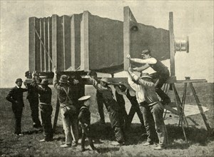 Focussing The Gigantic Camera For Work', 1901.