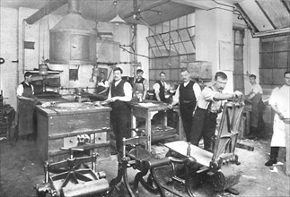 Dalziel Foundry Limited. - Earl Street Premises. Moulding and Casting Plant, and Staff', 1909.