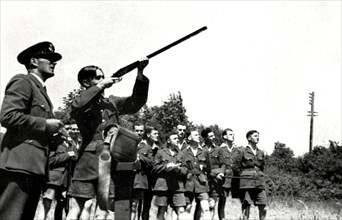 RAF personnel learning to fire guns during the Second World War,1941