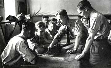 RAF personnel learning about weapons,1941