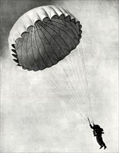 Airman using a parachute during the Second World War,1941