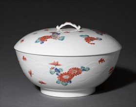 Covered Bowl with Chrysanthemums and Chidori: Kakiemon Ware, early 18th century. Creator: Unknown.