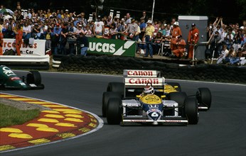 1986 British Grand Prix Ricardo Patrese leads Nigel Mansell in Williams FW11 at Brands Hatch. Creator: Unknown.