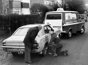 R.A.C. breakdown assistance to 1973 Ford Cortina. Creator: Unknown.