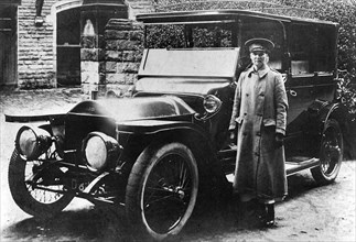 1904 Napier with Esther Goodall, chauffeuse. Creator: Unknown.