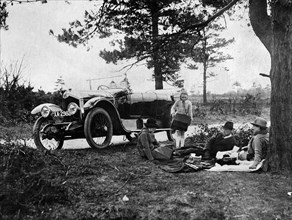 1920 Crossley 25-30hp family picnic. Creator: Unknown.