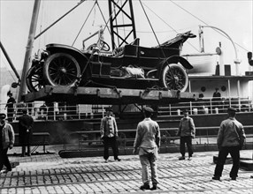1909 Car being loaded on to ship at Boulogne. Creator: Unknown.