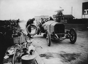 1908 Mercedes, Lautenschlager, changing wheel, winner French Grand Prix. Creator: Unknown.