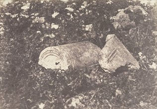 Jérusalem, Tombeau des rois de Juda, Couvercle de sarcophage et fragment d'une porte en pierre, 1854.