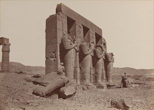 Thèbes, Temple de Ramasseum, Colosses brisés, 1870s.