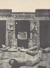 Thebes. Médinet-Habou. Partie orientale du Péristyle du Palais de Ramsès-Méiamoun, 1850.