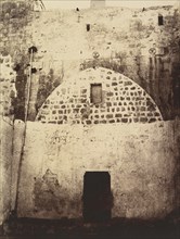 Ie Station. Jésus est condamné à mort. Une cour intérieure de la caserne turque où la tradition place l'endroit du prêtoire où Jésus fut jugé, 1860 or later.