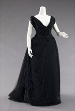 Evening dress, French, ca. 1885. Similar decolletage was shown in several James Abbott McNeill Whistler (1834-1903) paintings of the 1880s.