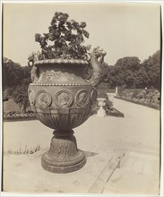 Versailles, Vase par Ballin, 1901. Creator: Eugene Atget.