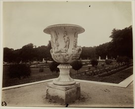 Versailles, Vase par Cornu, 1902. Creator: Eugene Atget.