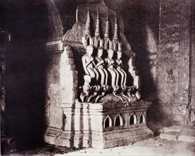 No. 23. Pugahm Myo [Pagan]. Figures in Damayangyee Pagoda [Dhamma-yan-gyi]., 1855, printed 1856. Creator: Captain Linnaeus Tripe.