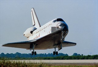 STS-47 Endeavour landing at Kennedy Space Center, USA, September 20, 1992.  Creator: NASA.