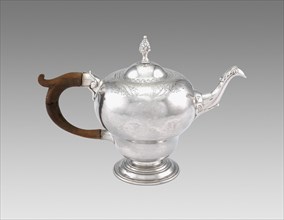Teapot, 1761/74. Pineapple finial on lid, mahogany handle.