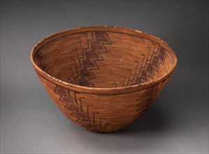 Coiled Storage Basket with Serrated-line Design, 1880/90. A work made of natural vegetable fibers with pigment.