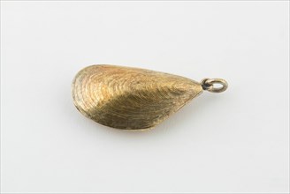 Vinaigrette in the Form of a Mussel Shell, London, 1876. Creator: Unknown.